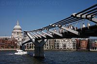 Millennium Bridge Londen Tablet versie 1 De Millennium Bridge opende in juni 2000 om kort daarna weer even te sluiten vanwege structurele problemen.