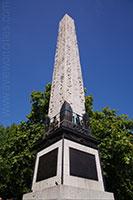 Cleopatra's Needle Londen Tablet versie 1 De Naald van Cleopatra in Londen is een van drie obelisken met een dergelijke naam, de andere twee staan in New York en Parijs.