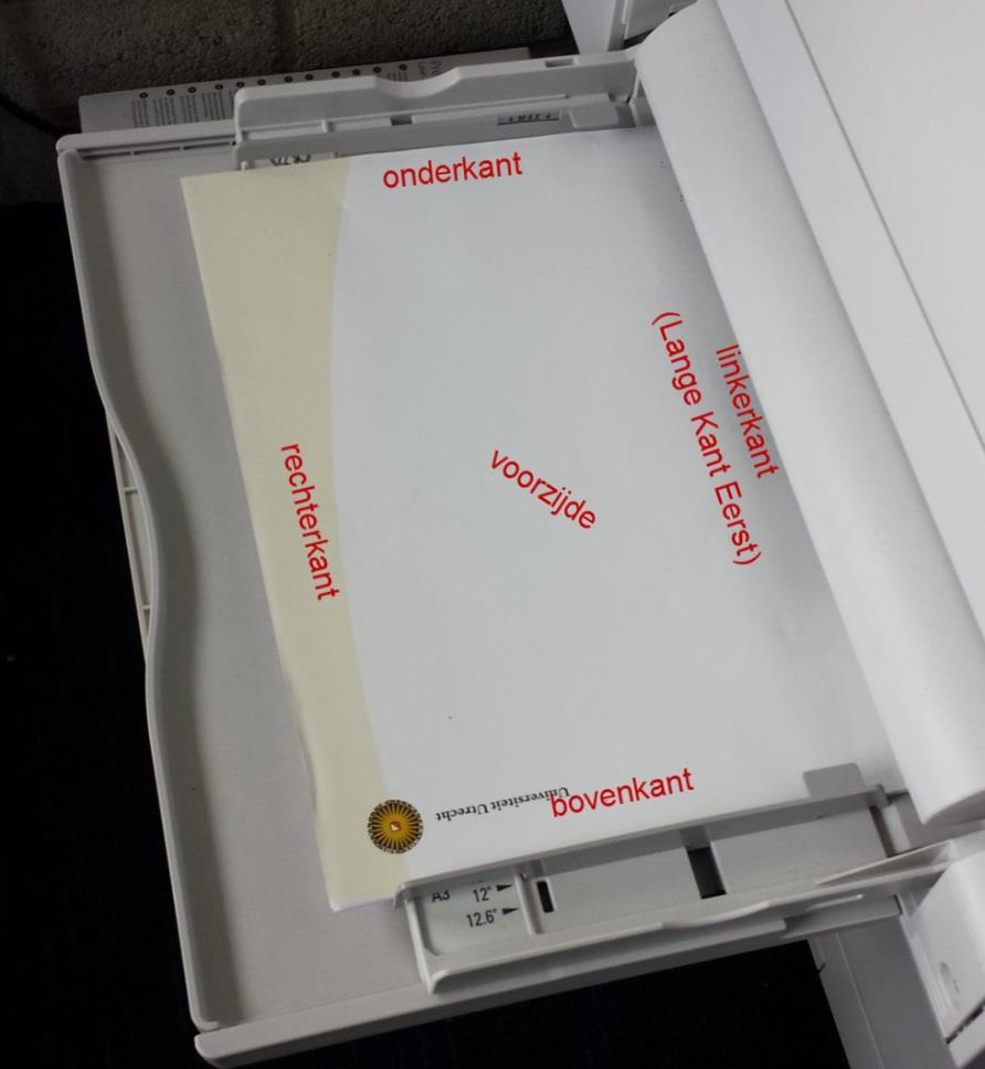 Stap 4 Leg het papier in de handmatige invoerlade, lade 5. Deze lade vind je aan de linker onderkant van de machine (mogelijk moet je deze nog uitklappen).