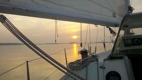 Sunset Sail Zeilen tot de zon ondergaat op het Veerse meer! Wanneer: Elke vrijdag avond 19.00-22.