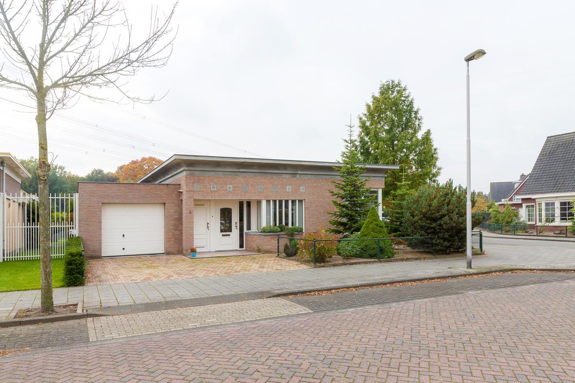 VRIJSTAANDE BUNGALOW MET INPANDIGE GARAGE.