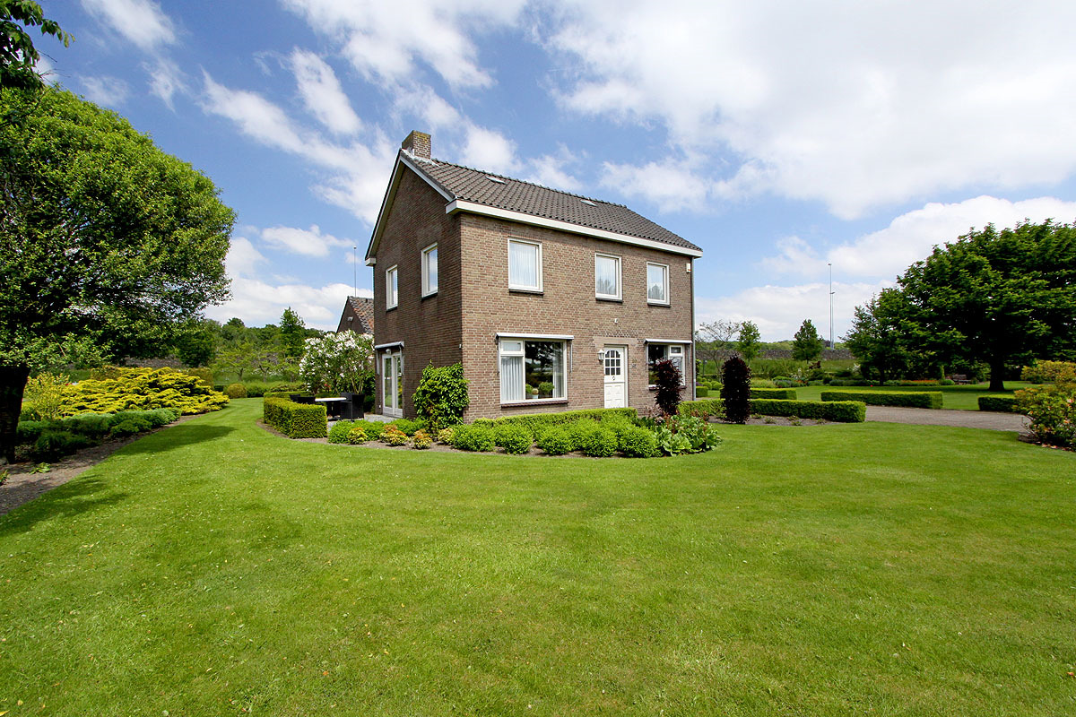 REDAB VRIJSTAANDE WONING: Deze schitterend gelegen vrijstaande woning met uitzicht over de landerijen is gelegen op een perceel van 4.105 m².