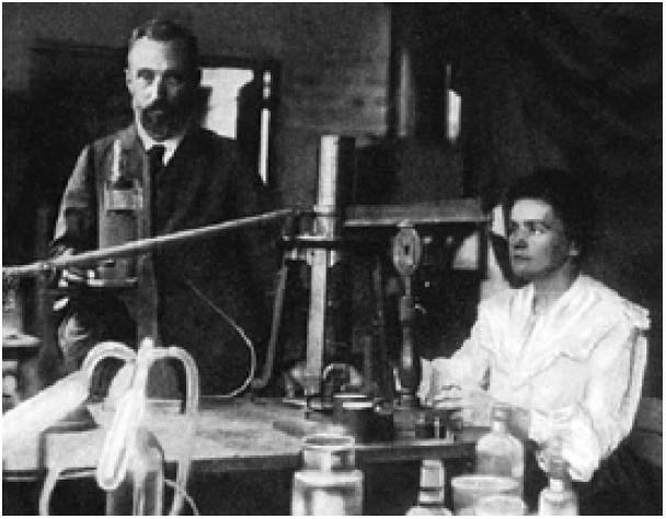 Er komt dus een of andere straling uit: radioactiviteit (natuurlijke emissie) Marie en Pierre Curie ontdekten radium (voorbeeld