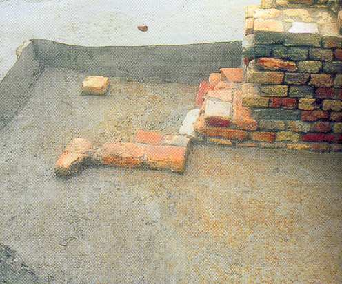 Figuur 11: Walraversijde - Op een pleisterlaag zijn de afdrukken van 23 steenlagen te zien.