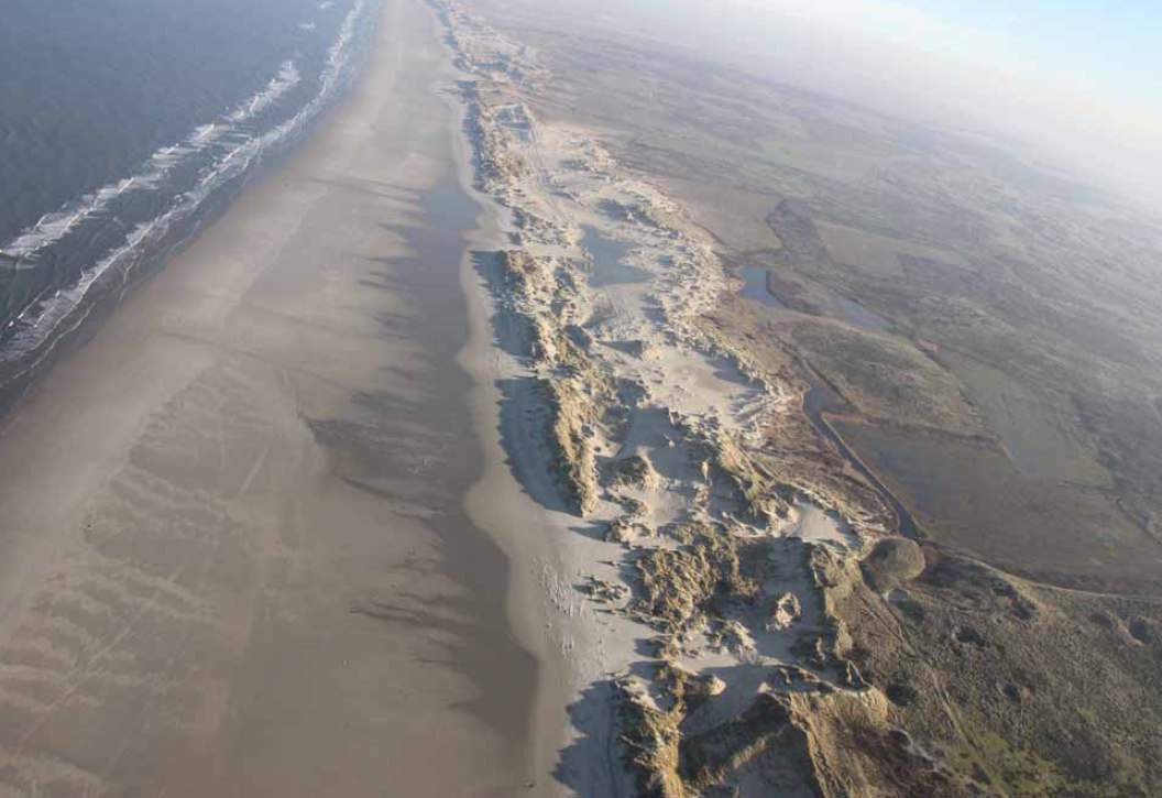 (foto Rijkswaterstaat) g Ontwikkeling van het zandvolume in het duinval tussen paal 15,5 en paal 18.