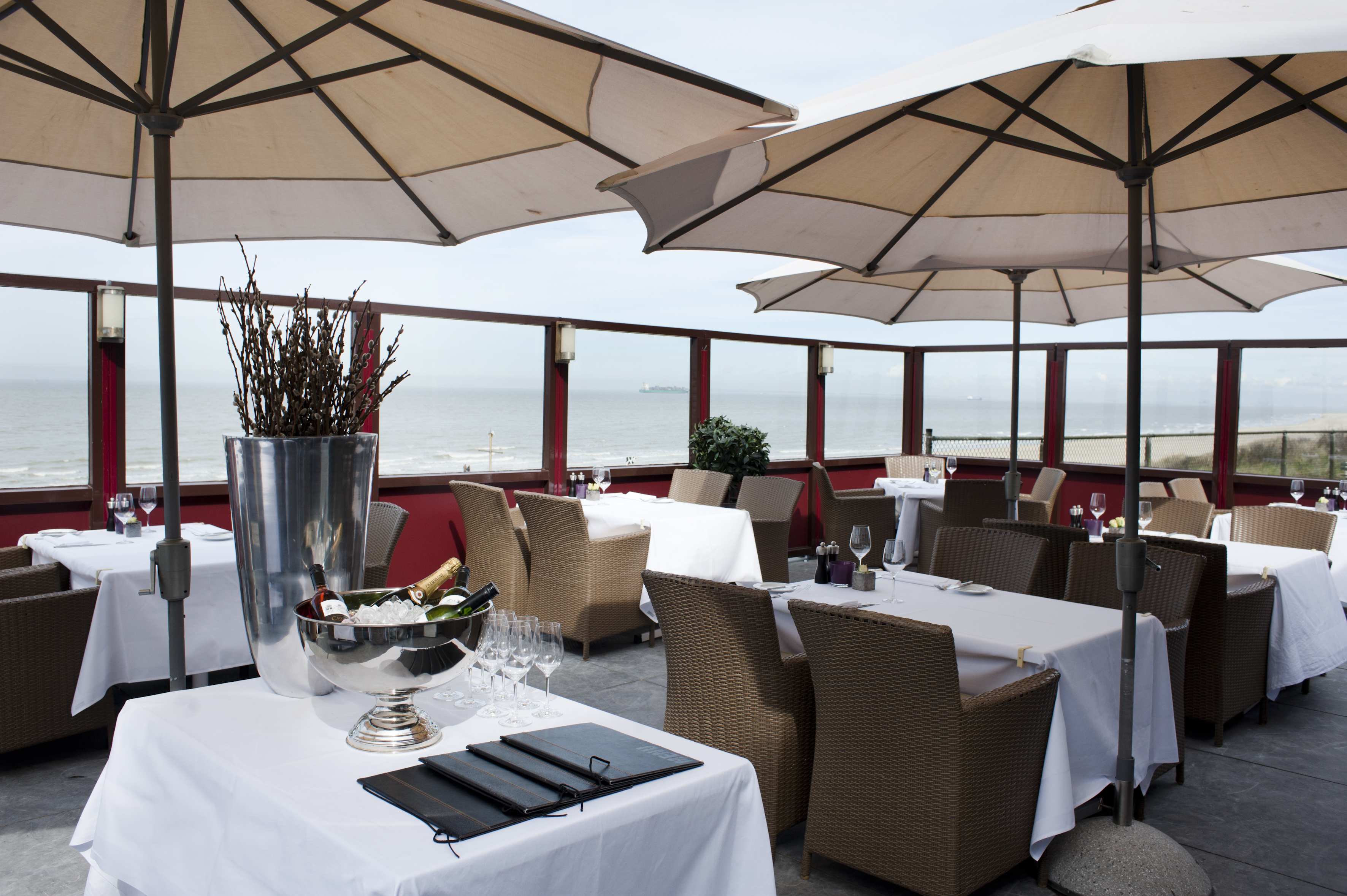 In het compleet vernieuwde restaurant met prachtig zicht op zee kunt u genieten van klassieke gerechten met eigentijdse invloeden. Zeelandzaal Het ontbijt wordt van 08.30 (08.00 op aanvraag) tot 10.