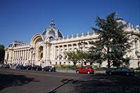 Het prachtige Petit Palais, gebouwd ter gelegenheid van de wereldtentoonstelling van 1900, is gelegen tegenover het qua bouwstijl gelijkaardige Grand Palais.
