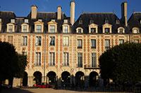 Hôtel de Tournelles Voor de 17e eeuw stond er aan de noordkant van het plein een ander prominent gebouw: het Hôtel de Tournelles.