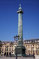 De Place Vendôme is een prestigieus plein dat bekend staat om de luxewinkels en prestigieuze hotels die hier gevestigd zijn.