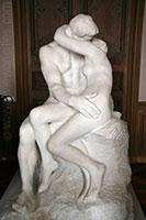 De Collectie Vlak na het binnengaan van het museum kan je al onmiddellijk een van de bekendste werken van Rodin bewonderen: de Denker. Het beeldhouwwerk is geplaatst op een sokkel in de tuin.