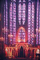 De Sainte-Chapelle wordt beschouwd als een schoolvoorbeeld van de rayonnante gotiek. Het gebouw is 36 meter lang, 17 meter breed en 42,5 meter hoog.