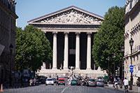 Toen besloten werd om de Arc de Triomphe te bouwen ter ere van het leger van Napoleon, moest er voor de nieuwe tempel een ander doel gevonden worden.