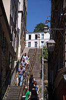 Montmartre, een beschermd historisch district in Parijs is een van de meest kleurrijke wijken in de stad. Niet alleen lijkt het op een pittoresk dorp, er is ook nog de Sacré-Coeur Basiliek als troef.