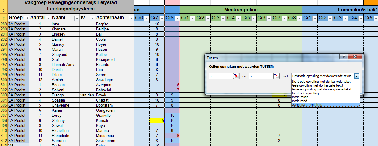 Extra 1. Laag/onder niveau automatisch markeren Wanneer een leerling een niveau behaald wat lager dan de verwachte lijn is, kan je dat laten oplichten op de volgende manier: Selecteer een rij van bv.