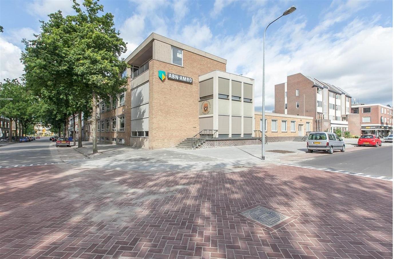 Deze wijk wordt momenteel grootschalig gerevitaliseerd. Het pand verkeert in zeer goede staat van onderhoud en kan als uitstekende kantoorlocatie worden gezien.