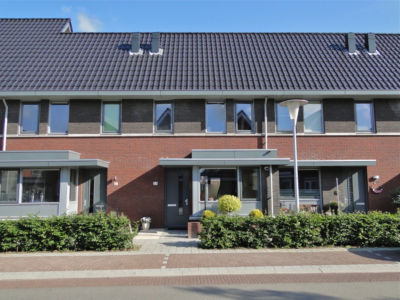 Moderne keurig afgewerkte tussenwoning met zonnige diepe tuin. In het nieuwste gedeelte van Stadshagen staat deze moderne, keurig afgewerkte, ideale starterswoning met mogelijkheden tot uitbreiding.