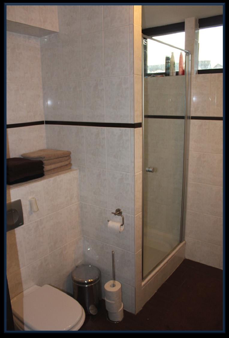 Badkamer - Moderne lichte badkamer ± 2.40 x 2.