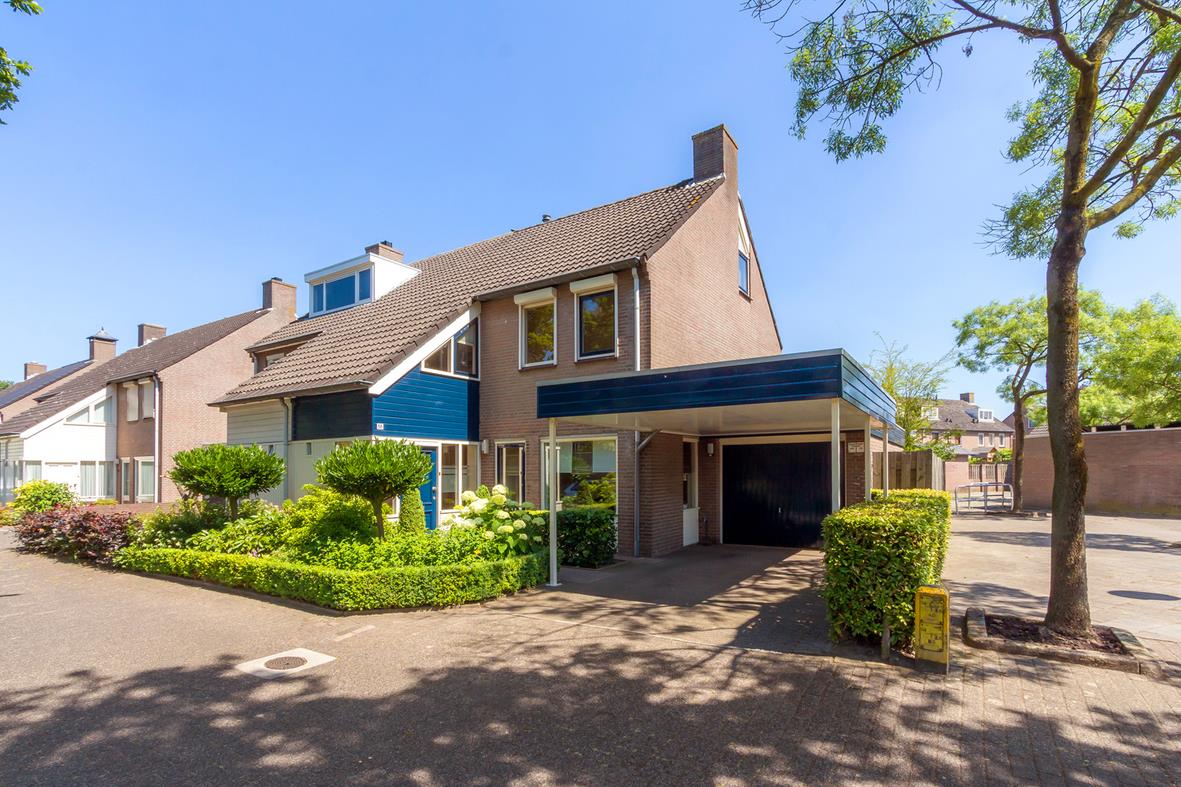 VOORZIEN VAN CV, TUIN EN GARAGE MET CARPORT NAAST