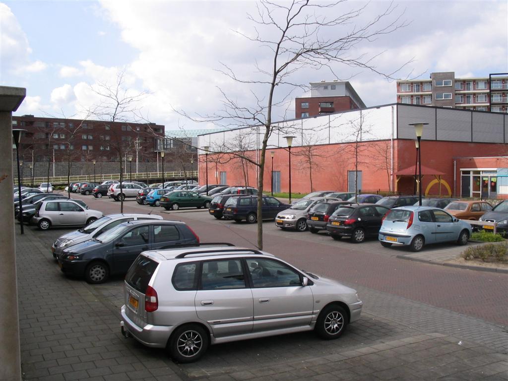 3. Meervoudig ruimtegebruik K&R én speelplaats, Arnhem (Salamander) Hierboven (Waterpoort Barendrecht): Autoparkeren voor omwonenden, bezoekers