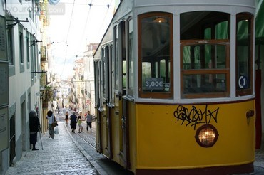 Introductie is een heerlijke stad op de noordelijke oever van de rivier de Taag nabij de Atlantische Oceaan. is de hoofdstad van Portugal en ook de economische motor van het land.