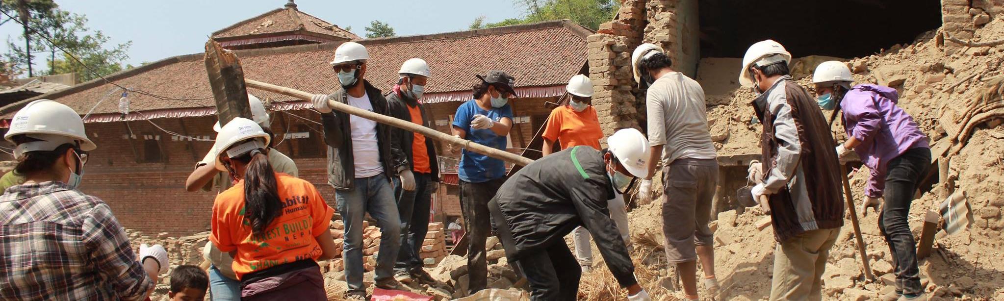 Zes maanden na de aardbeving Zes maanden geleden werd Nepal getroffen door een verwoestende aardbeving en verschillende nabevingen, die het leven in dit vriendelijke land voorgoed veranderden. Ruim 8.