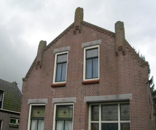 In het gebrandschilderde raam staan twee zwaluwen