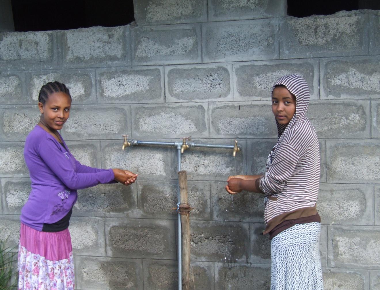 Het dorp betrekt zijn water uit een heel klein reservoir waaruit maar vier uur per dag water kan worden opgepompt om te drinken en voor sanitaire voorzieningen.