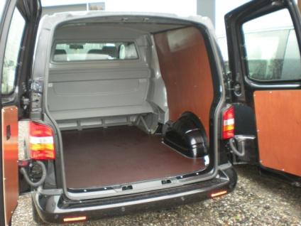 832,00,- ABS dubbele cabine wand met brede e-keur ruit en volledige doorsteek onder zitgedeelte 3 luxe stoelen met hoofdsteunen en armleggers (2) 2 driepuntsgordels en 1 heupgordel Zijruiten L+R