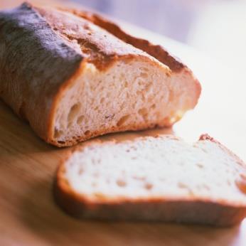 Doe drie sneden brood in een broodzak en vouw deze dicht. Doe één snede brood in een bakje, laat opgesteld aan de lucht.