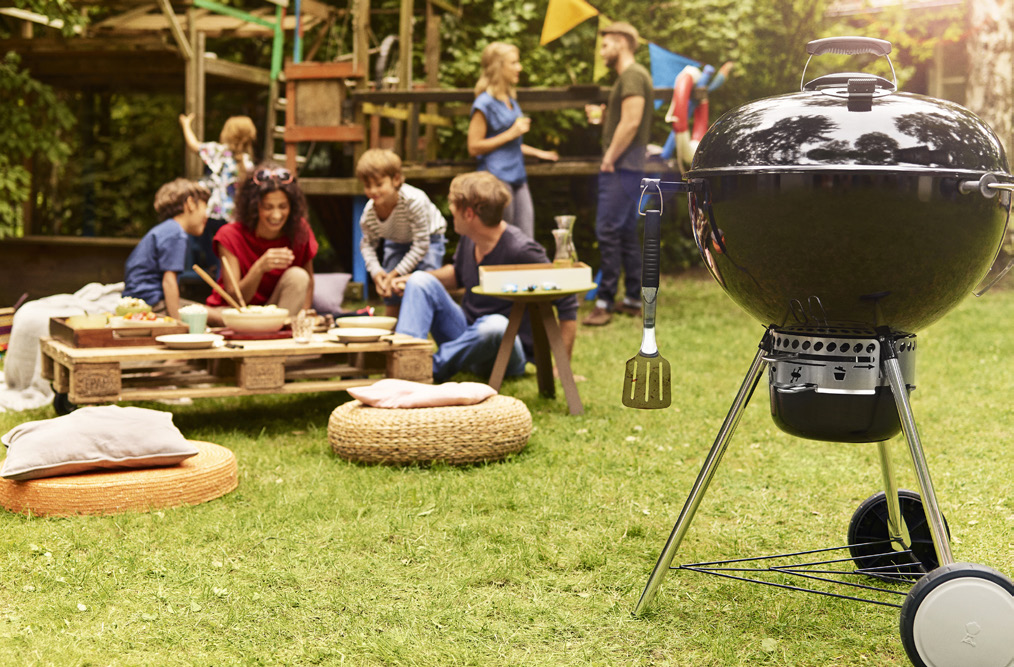 99 Weber Houtskoolbarbecue Type Original Kettle Premium. Voorzien van een thermometer in de deksel. Met groot asopvangsysteem. Grilloppervlak Ø 47 cm. 219.