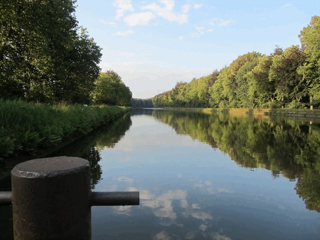 smal kanaal. In het hoogseizoen zijn er minder beroepsschippers onderweg en is er meer plaats voor de recreatievaarder.