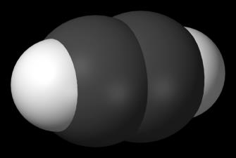 Merk op dat de atomen in één vlak liggen (ze vormen dus geen ruimtelijke hoek met elkaar). Let ook op de drievoudige C-binding.