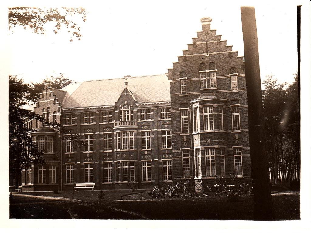 Toen hij zestien werd, is hij van school thuis gebleven en is hij gestart met steenkool te verkopen. Tot 1952 is hij de mis blijven dienen in de kapel.