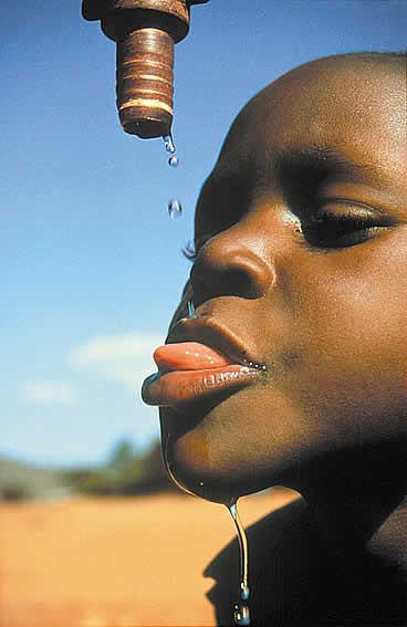 Naam: WATER Geen leven zonder water Zonder water kun je niet leven. Als je niet genoeg drinkt, krijgt je dorst. Als je dorst hebt, heeft je lichaam water tekort.