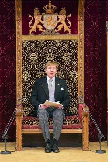 In de Ridderzaal zitten dan onder andere alle ministers en staatssecretarissen en de leden van de Eerste en de Tweede Kamer. De koning leest de troonrede voor.