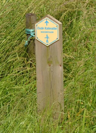 De wandeling start op de parking van de gemeentelijke begraafplaats van Vinderhoute (Lovendegem) in de Molenslag. We volgen de bruine wandelroute (4 km).