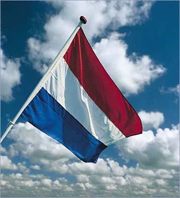 Naam: IK WOON IN NEDERLAND Nederland is een land in Europa. Het land ligt aan de Noordzee, naast Duitsland en België. Nederland is niet erg groot.