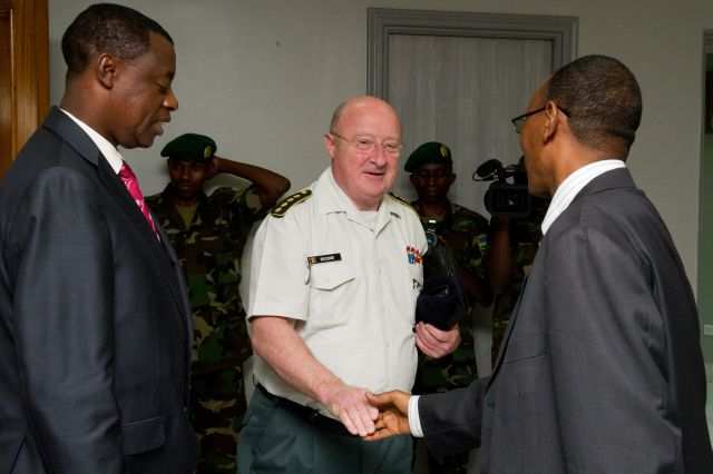 Page 2 Chef Defensie bezoekt Rwanda en Congo Op 7 en 8 februari 2012 was generaal Delcour, chef Defensie anwezig in Rwanda Hij werd ontvangen door luitenant-generaal Charles Kayonga, chef van de