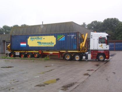 Leermiddelen en hulpgoederen De overtollige lesmaterialen van het Kennemer College in Heemskerk waren verzameld in een paar lokalen van een schoolgebouw dat gesloopt moest worden.