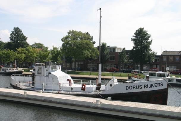 De boot, afgemeerd in Den Helder De Dorus in veiligheid gebracht Door mij en twee medestanders uit het reddingmaatschappij-milieu is de Dorus Rijkers in 2009 aangekocht voor 22.