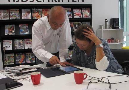 Beschrijving initiatieven (1) 21% FabLab Een werkplaats in of bij de bibliotheek, waar u zelf digitale ontwikkelingen kunt zien en bedienen, zoals 3D printers of Google Glass.