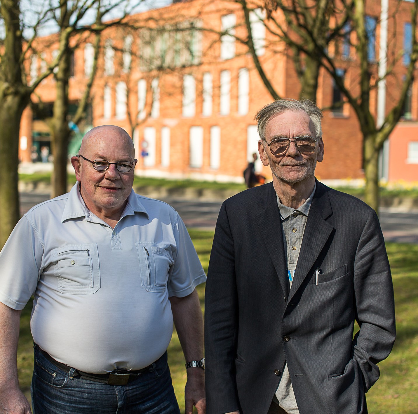 VRIJWILLIGERSWERK Getuigenissen Roger Rombaut en Rudy Van Driessche werken als vrijwilliger voor De Knoop. Roger knapt bij de mensen thuis klusjes op, Rudy bemant de telefoonster.