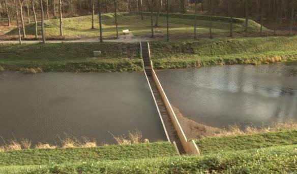 Na de Wouwse Plantage rijdt u een stukje onverhard over de Zoomweg met links van u een heel klein riviertje, eerder een slootje.