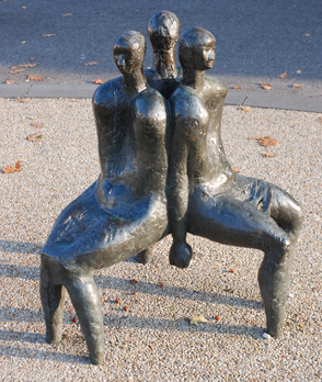 kunstenaar: Oscar Goedhart titel: Schikgodinnen jaartal: 1974 locatie: Hertogplein Het thema van dit bronzen beeld is afkomstig uit de Griekse mythologie.