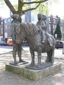 kunstenaar: Pieter d'hont titel: Ponyrijden jaartal: 1967 locatie: Van Broeckhuysenstraat Dit beeld bestaat uit een pony met op zijn rug wijdbeens twee kinderen en daarnaast hun waakzame moeder.