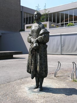 kunstenaar: Pieter d'hont titel: Dame met stola jaartal: 1966 locatie: Nassausingel (plein stadsschouwburg) Deze 'Dame met stola' is uitgevoerd in brons.