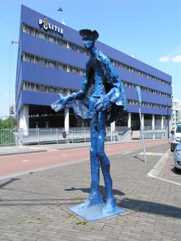 kunstenaar: Ronald Tolman titel: De blauwe diender jaartal: 2000 locatie: Stieltjesstraat Aan het motto 'Meer blauw op Straat' heeft de gemeente Nijmegen zo haar eigen inhoud gegeven toen het nieuwe