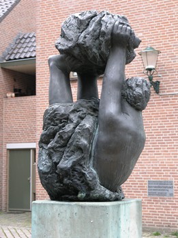 kunstenaar: Pépé Gregoire titel: Moeder en kind jaartal: 1981 locatie: Glashuis Het kunstwerk stelt een moeder voor die, liggend op haar rug met haar armen en benen uitgestrekt, haar kind in de lucht