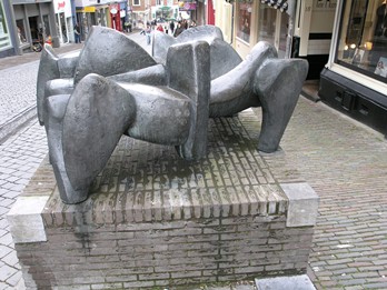 kunstenaar: Oscar Goedhart titel: Sculptuur jaartal: 1978 locatie: Stikke Hezelstraat Deze sculptuur werd geplaatst in de Stikke Hezelstraat toen deze verkeersweg werd omgevormd tot voetgangersgebied.