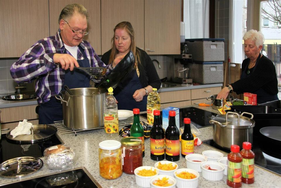 Kom je OOK eten Samen koken op de maandagavond. Kom je OOK Eten is op maandagavond dé eet- en ontmoetingsplek geworden van oudere wijkbewoners.